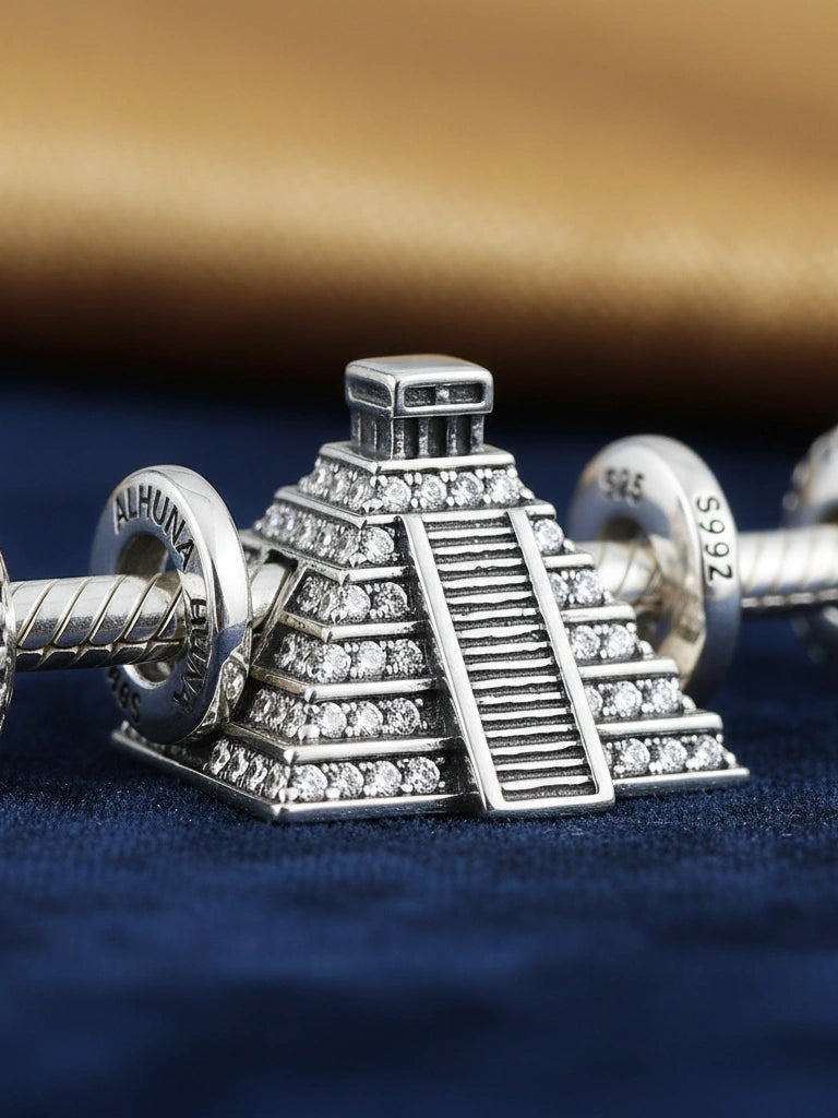 CHARM LA PIRÁMIDE — Plata Esterlina con Piedras Brillantes ALHUNA®