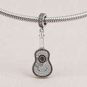 La Guitarra - Charm en Plata Esterlina con Piedras Brillantes