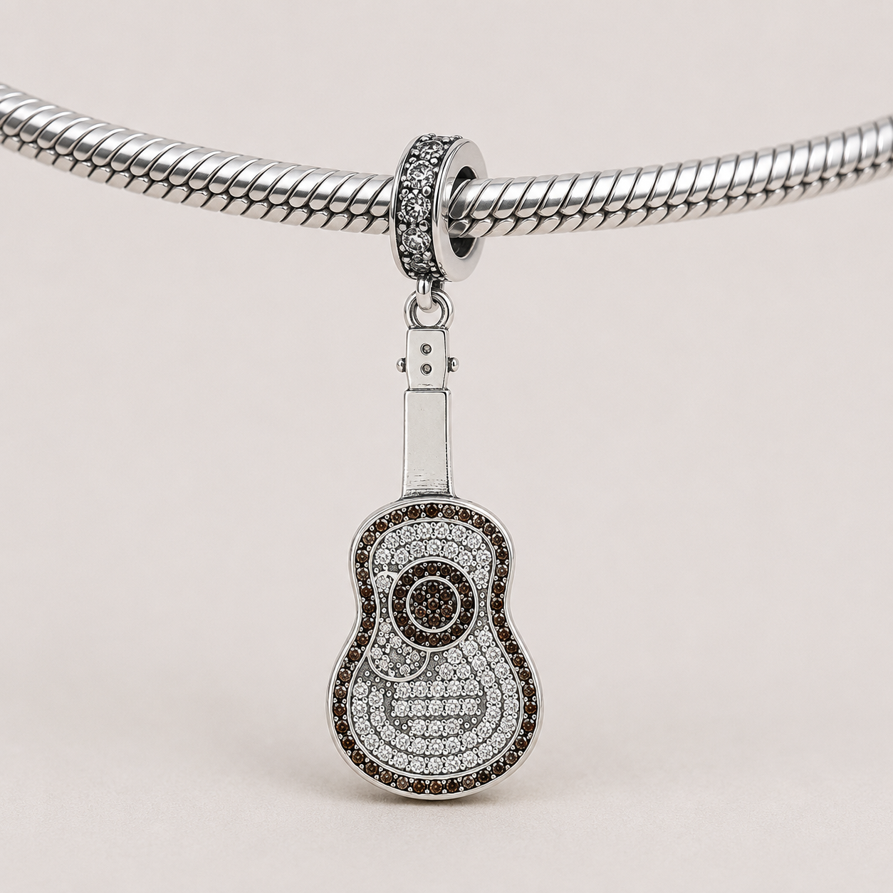 La Guitarra - Charm en Plata Esterlina con Piedras Brillantes