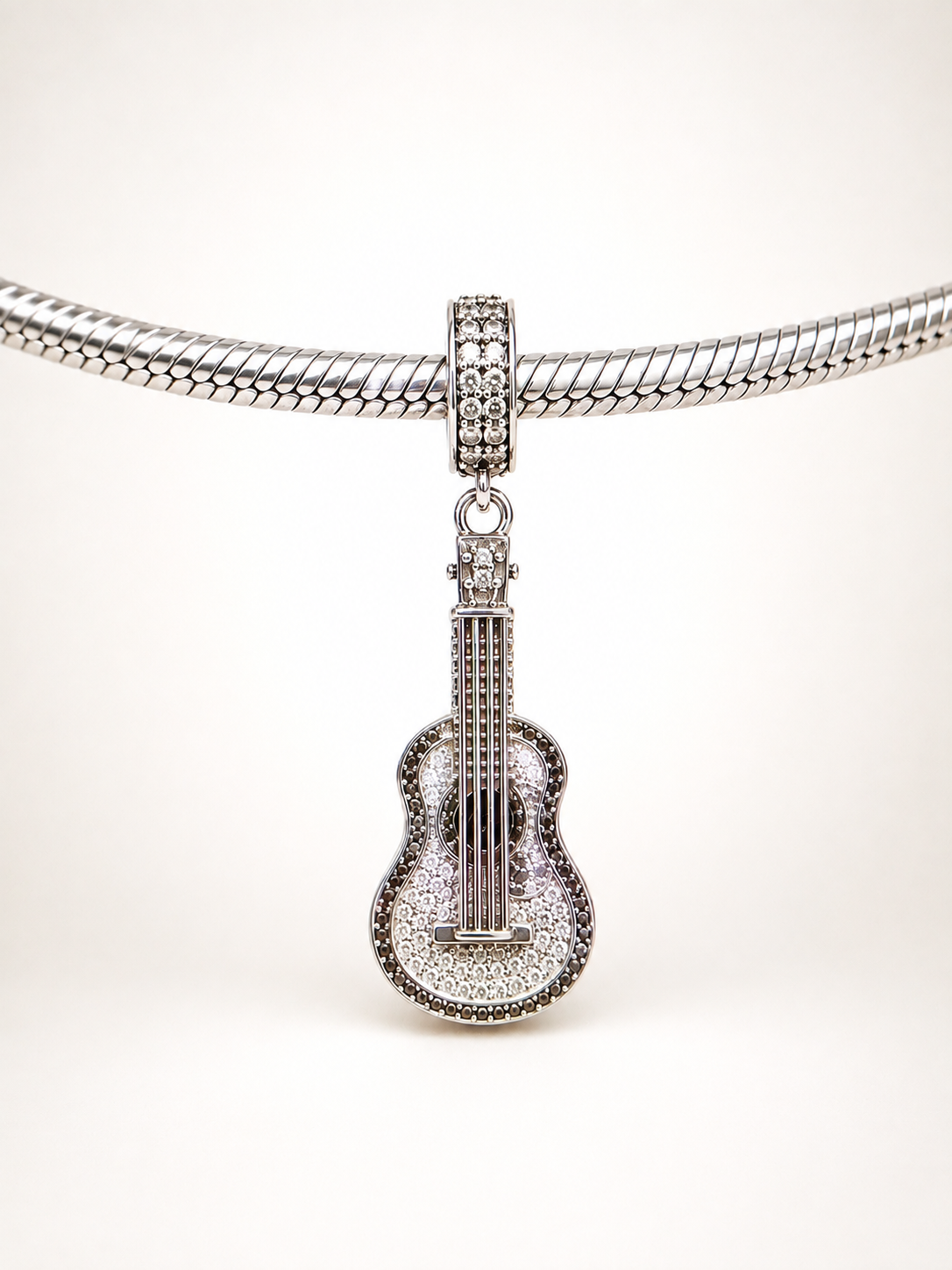La Guitarra - Charm en Plata Esterlina con Piedras Brillantes