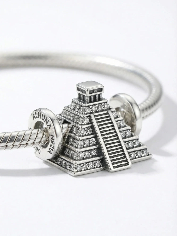 CHARM LA PIRÁMIDE — Plata Esterlina con Piedras Brillantes ALHUNA®
